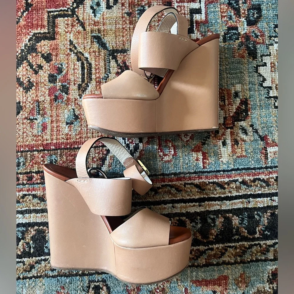 Chloe - Picture 2 of 8